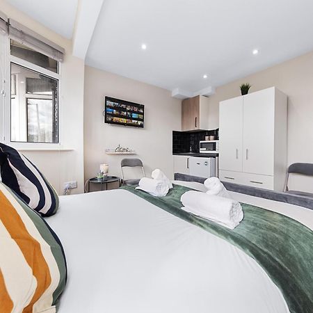 Serviced Ensuite Modern Studio - Sleeps 2 - Near Wembley Stadium - Good Transport Link To Central London - Harrow Ha3 Hatch End Buitenkant foto
