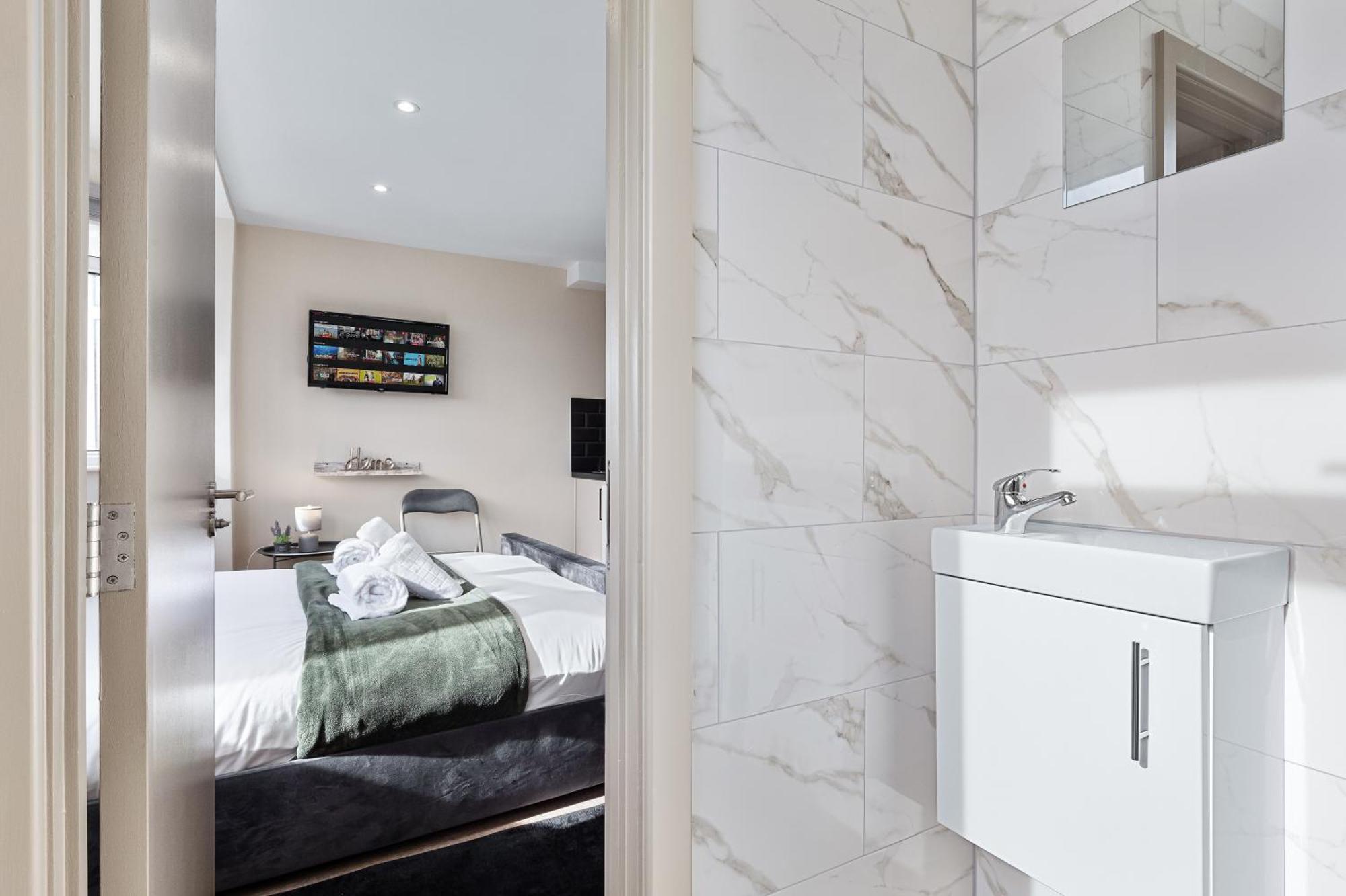 Serviced Ensuite Modern Studio - Sleeps 2 - Near Wembley Stadium - Good Transport Link To Central London - Harrow Ha3 Hatch End Buitenkant foto