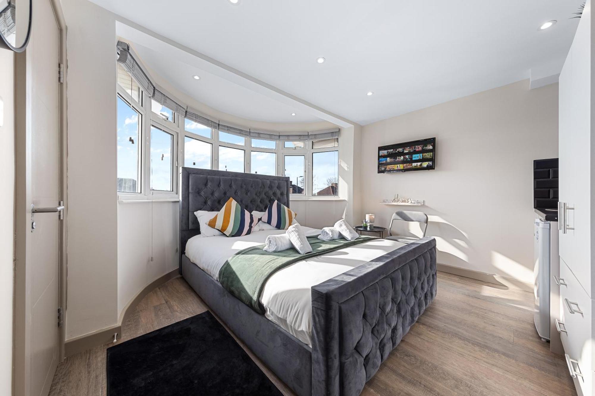 Serviced Ensuite Modern Studio - Sleeps 2 - Near Wembley Stadium - Good Transport Link To Central London - Harrow Ha3 Hatch End Buitenkant foto