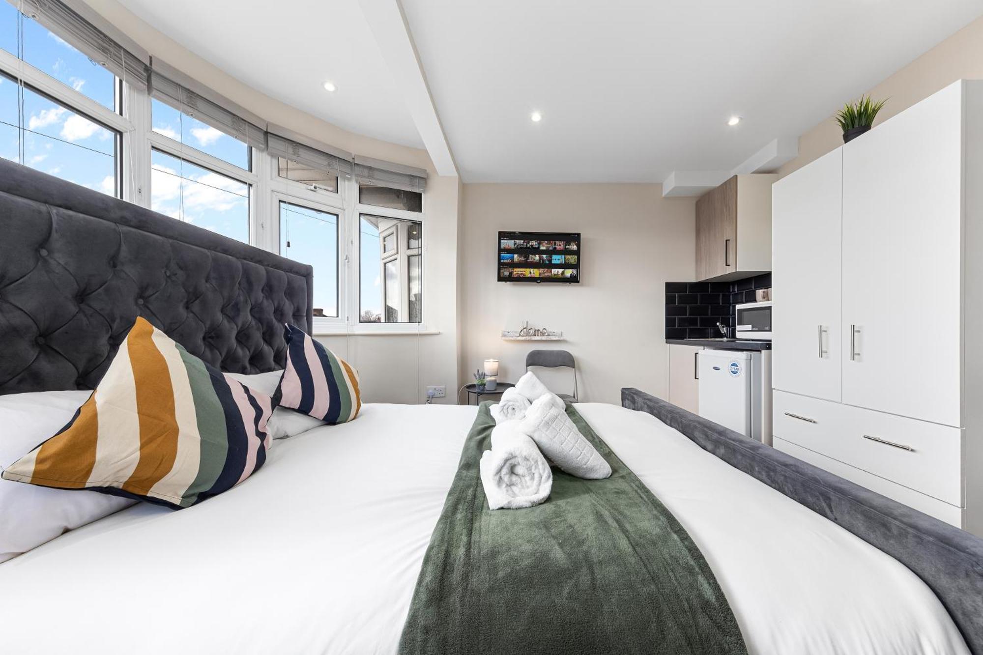 Serviced Ensuite Modern Studio - Sleeps 2 - Near Wembley Stadium - Good Transport Link To Central London - Harrow Ha3 Hatch End Buitenkant foto